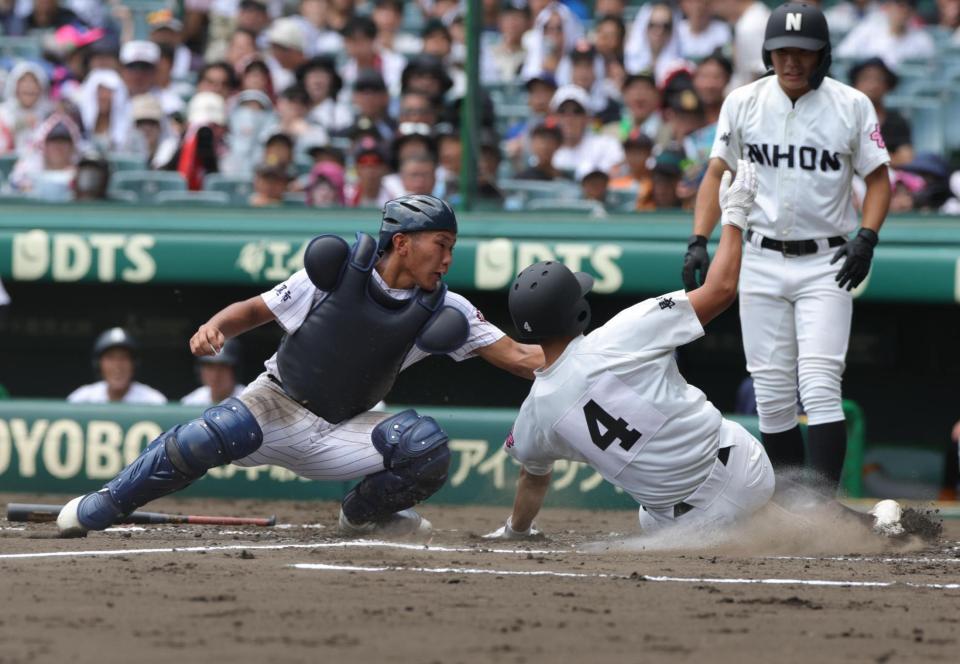 ２回、長崎日大・竹内剛の中前二塁打で一走・梶山風岳が本塁を突いたが憤死（撮影・坂部計介）