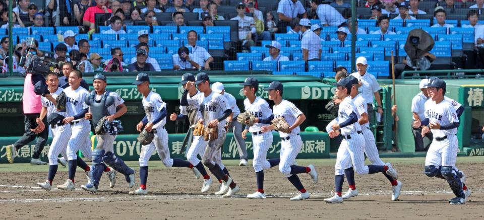 長崎日大に勝利してアルプススタンドへ駆け出す有明ナイン（撮影・立川洋一郎）