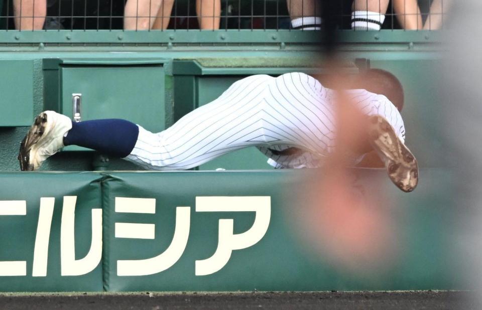 １回、青森山田・川久保昂直の飛球を好捕する東日本国際大昌平・渡辺頼都（撮影・高部洋祐）