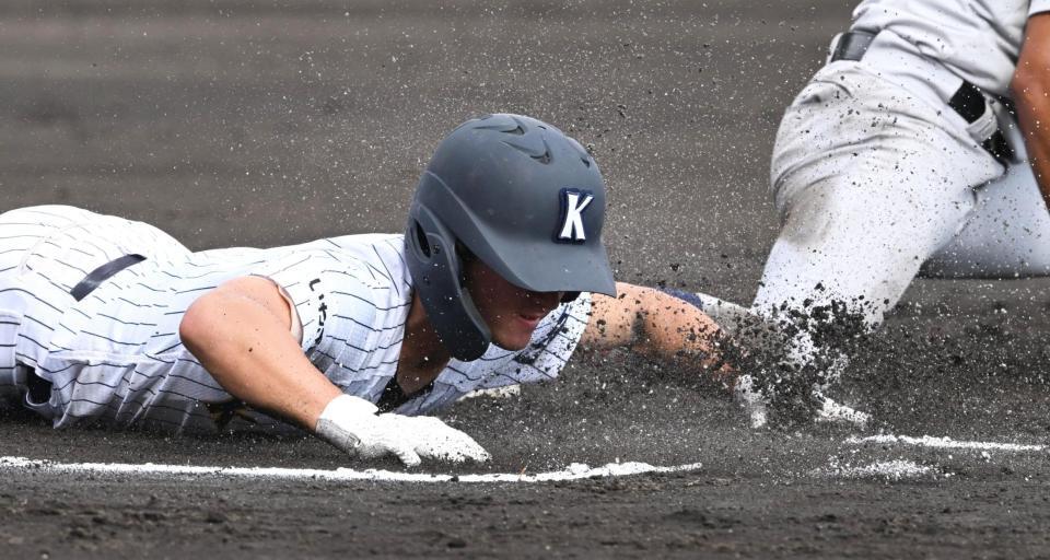 ３回、一塁にヘッドスライディングする東日本国際大昌平・渡辺頼都＝甲子園（撮影・高部洋祐）