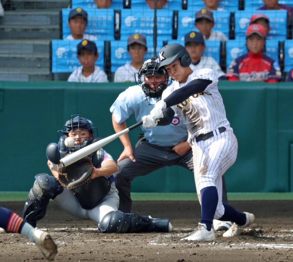 ４回、中前へ先制適時打を放つ東日本国際大昌平・金沢匠良（撮影・立川洋一郎）