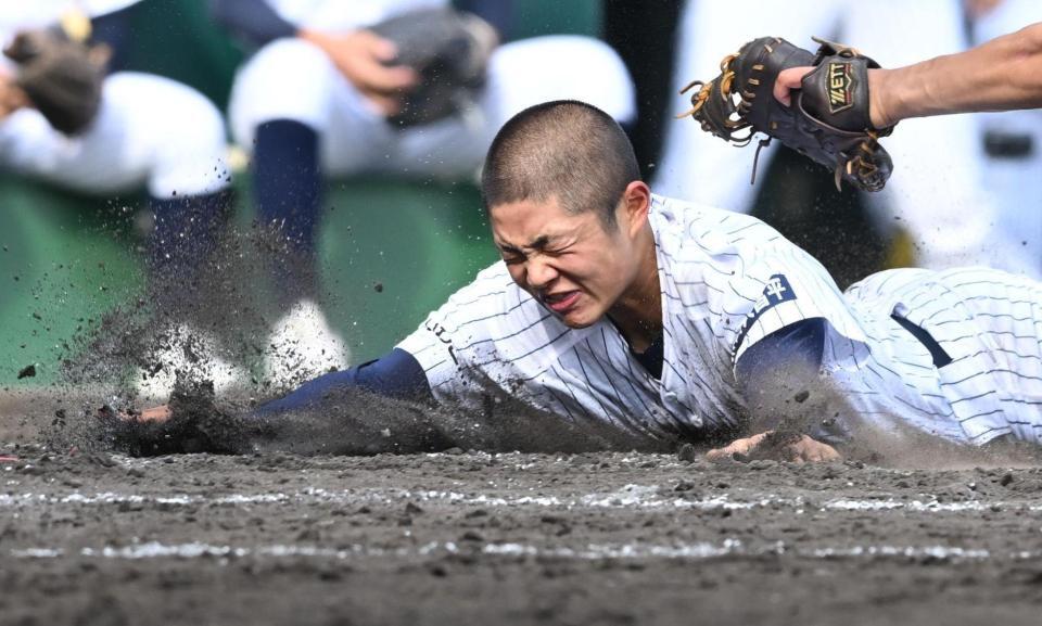 ５回、勝ち越しの生還を果たす東日本国際大昌平・新井凜（撮影・高部洋祐）