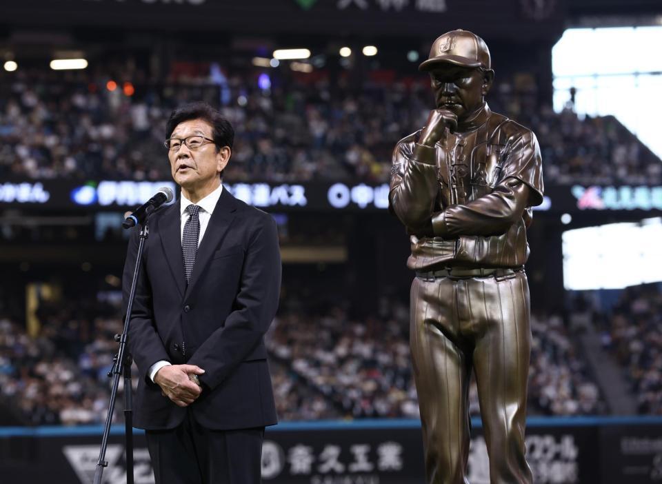 試合前、野球殿堂入りを記念して製作された立像を横で話す栗山英樹ＣＢＯ（撮影・中島達哉）
