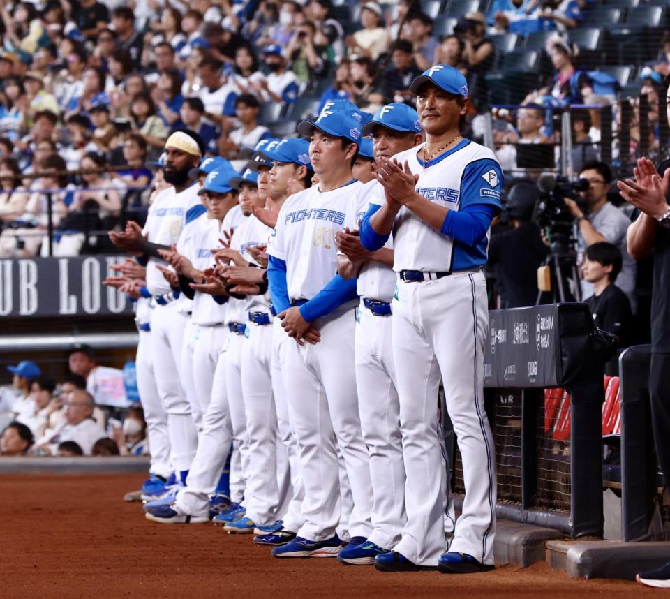 試合前、栗山英樹ＣＢＯの野球殿堂入り記念セレモニーが行なわれ、拍手を送る新庄監督（右）＝撮影・中島達哉