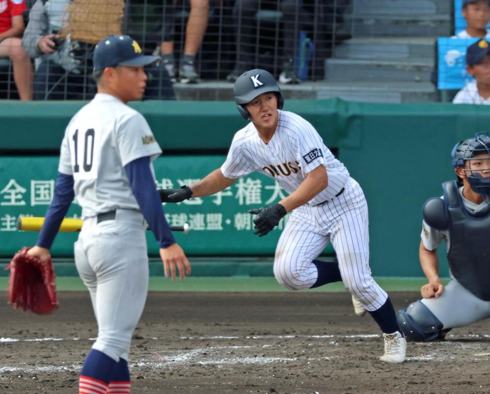 ５回、勝ち越しの適時二塁打を放つ東日本国際大昌平・小内壱晟（撮影・立川洋一郎）