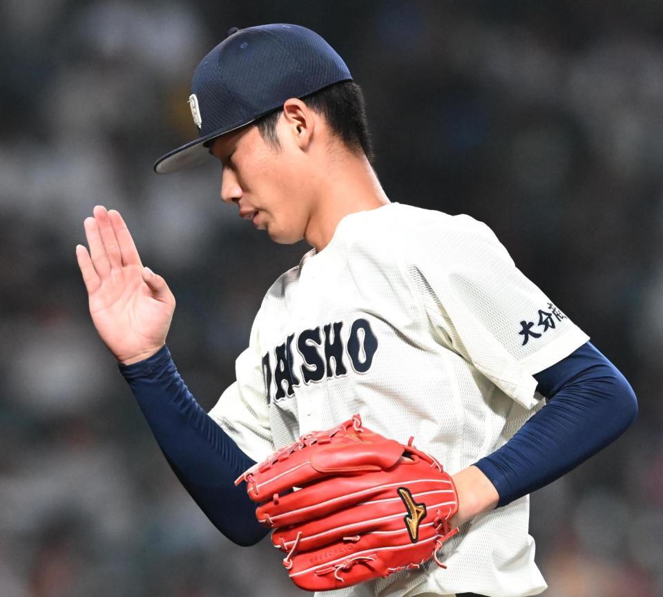 追加点を許した６回を投げ終え、ベンチに戻る大分商・平田玲翔（撮影・高部洋祐）