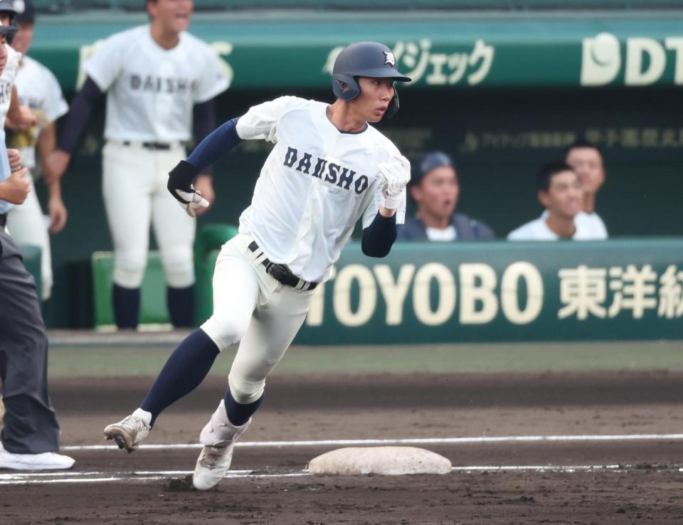 １回、左翼へ二塁打を放ち、一塁を回る平田