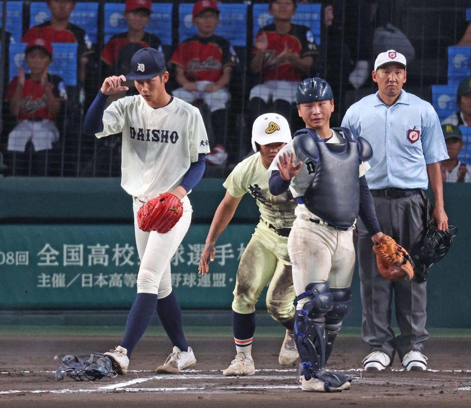 ６回、太田に中犠飛を打たれ、三走・高田（中）の生還を許した大分商・平田（左）