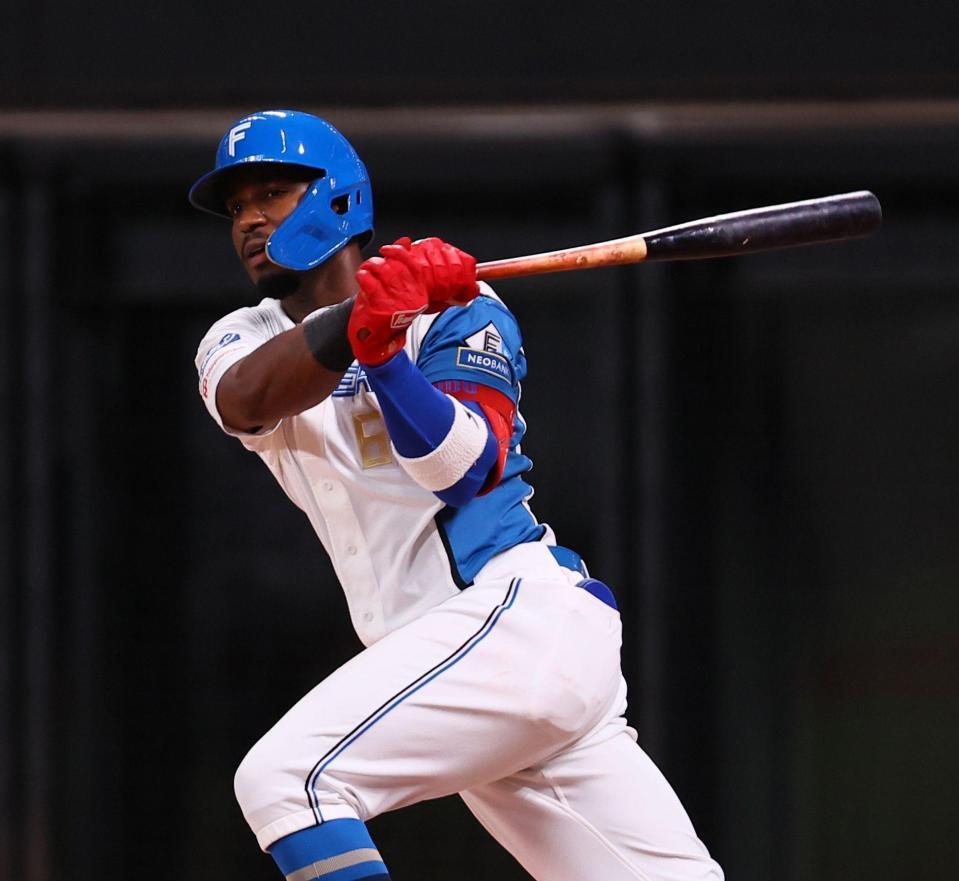 ５回、適時二塁打を放つカストロ（撮影・中島達哉）