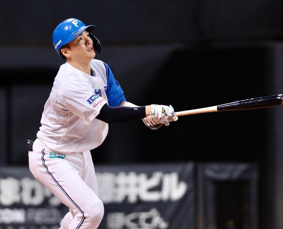 １回、２ランを放つ郡司（撮影・中島達哉）