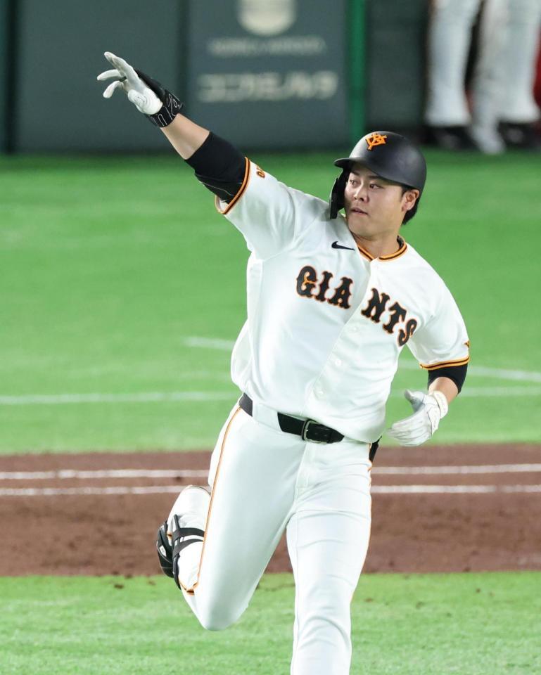 ３回、左中間に先制２ランを放ち喜ぶ中山（撮影・金田祐二）