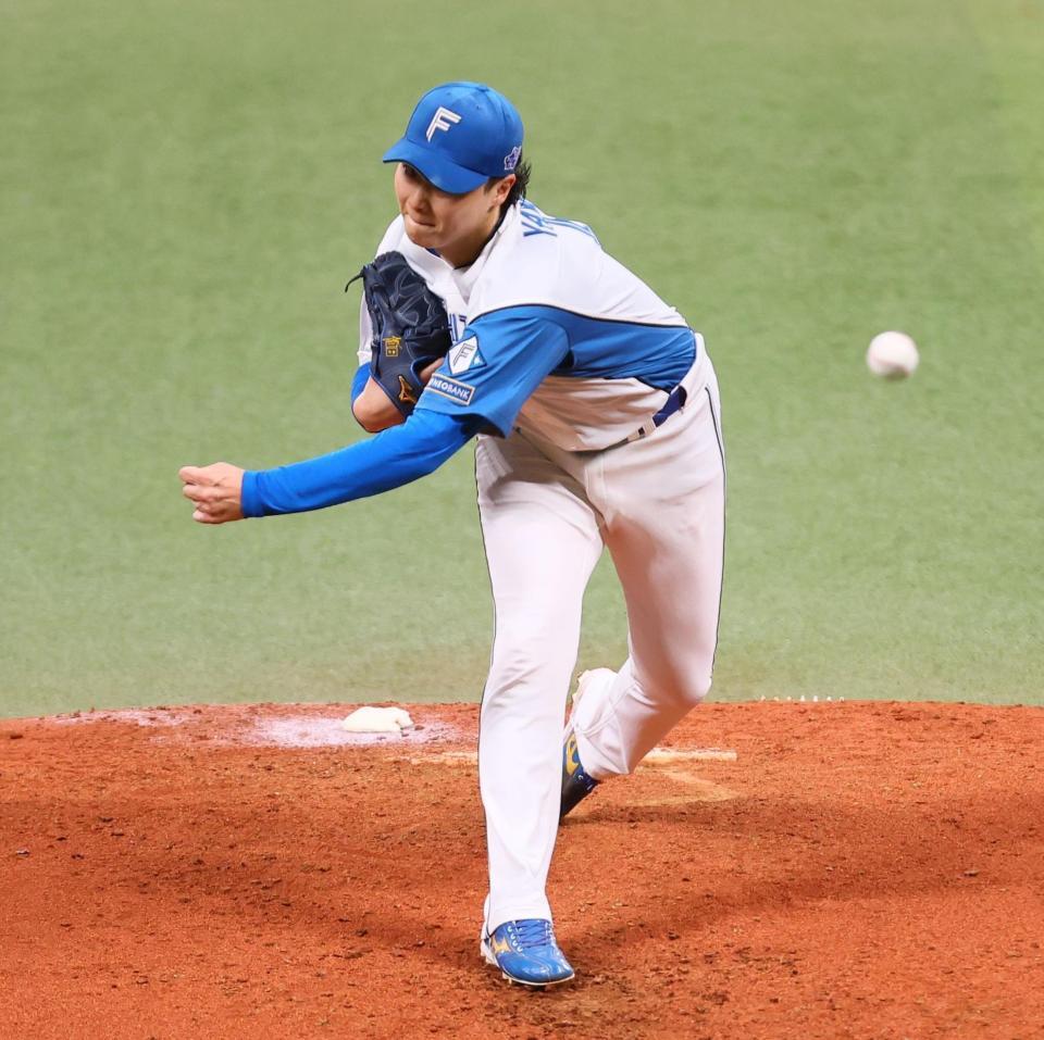 ４回、力投する山崎（撮影・中島達哉）