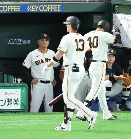 ９回、空振り三振のキャベッジ（１３）と橋上監督代行（撮影・金田祐二）
