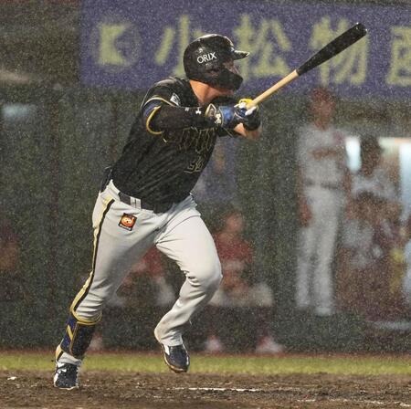 ４回、来田が中越えに２点二塁打を放つ