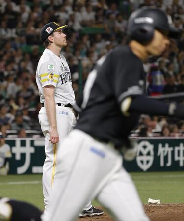 　２回、ロッテ・上田（手前）に先制２ランを浴びたソフトバンクのスチュワート