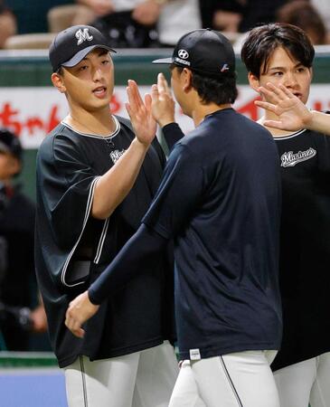 　６回２失点で２勝目を挙げ、ナインを迎えるロッテ・田中（左）