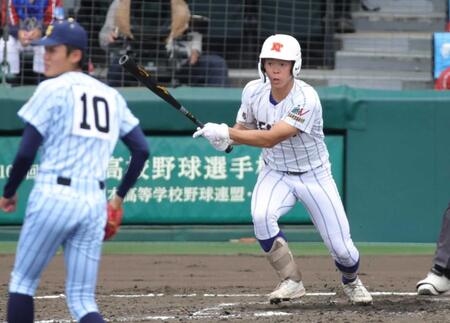 　５回、先制打を放つ健大高崎・佐藤（撮影・坂部計介）
