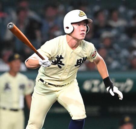 　９回、適時二塁打を放つ英明・松原