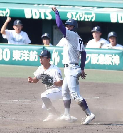 ７回、三盗を決める花巻東・赤間史弥（右）＝撮影・中田匡峻
