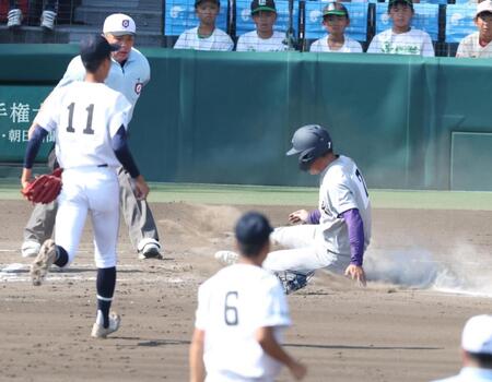 ７回、花巻東・久保村冠太の打席で本盗を決める花巻東・赤間史弥（右）＝撮影・中田匡峻