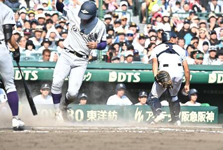 ７回、ホームスチールに成功した赤間史弥（左）。捕手・森仙太郎（撮影・開出牧）