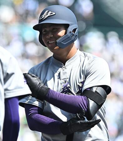 １回、中前適時打を放ち笑顔の古城大翔（撮影・開出牧）