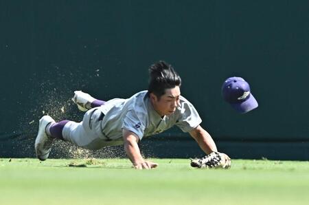 ２回、池本優司の中飛を好捕する花巻東・菊池楽人（撮影・開出牧）