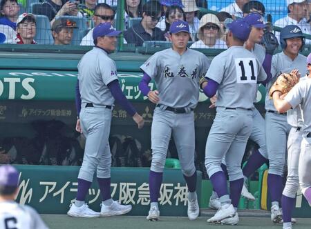 ６回を投げ終えた花巻東・菅原駿（１１）の元に向かう花巻東・佐々木洋監督（左）＝撮影・中田匡峻