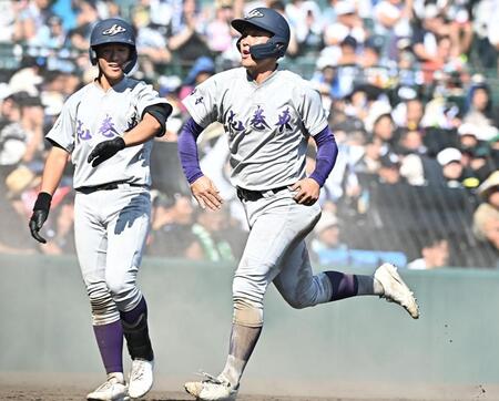 ７回、ホームスチールに成功しタッチを交わす赤間史弥（右）＝撮影・開出牧