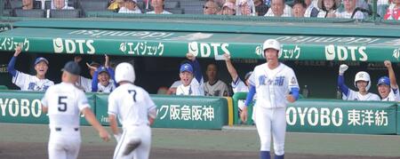 ３回、霞ヶ浦・菊地勇一（７）が３点三塁打を放ち喜ぶ霞ヶ浦ベンチ（撮影・西田忠信）