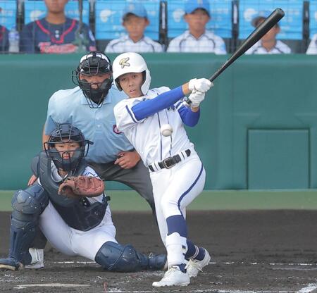 ２回、先制打を放つ霞ヶ浦・野口空真（撮影・西田忠信）