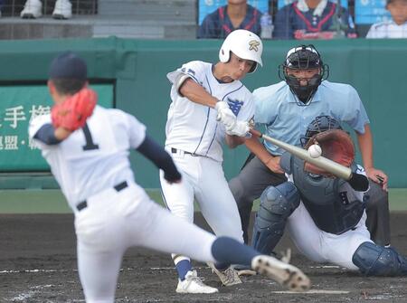 ３回、走者一掃の三塁打を放つ霞ヶ浦・菊地勇一（撮影・西田忠信）