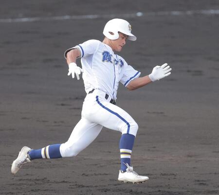３回、走者一掃の三塁打を放つ霞ヶ浦・菊地勇一（撮影・西田忠信）