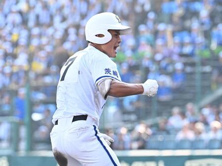 ３回、走者一掃の適時三塁打を放った菊地
