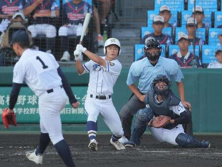 ３回、走者一掃の適時三塁打を放つ菊地。投手西村、捕手西岡