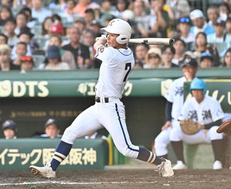 ３回、走者一掃の適時三塁打を放つ菊地
