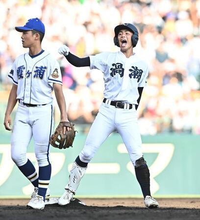 ４回、右越え適時二塁打を放ち雄たけびを上げる林蒼太（右）＝撮影・開出牧
