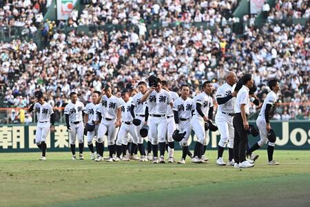 スタンドにあいさつし引き揚げる鳴門渦潮ナイン（撮影・開出牧）