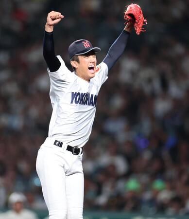 ６回、日南学園・下川源次を併殺に打ち取り、歓喜の横浜・織田翔希（撮影・中田匡峻）