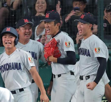 ６回を無失点で切り抜け笑顔を見せる横浜・織田翔希（中央）＝撮影・西田忠信