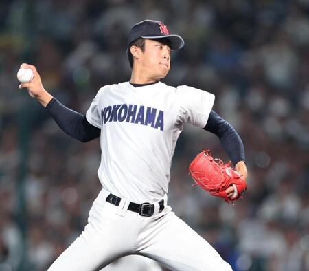 ６回途中から２番手で登板する横浜・織田翔希（撮影・中田匡峻）