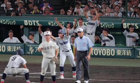 ７回、横浜・千島大翼（９）の勝ち越し適時三塁打に歓喜する横浜ベンチ（撮影・西田忠信）