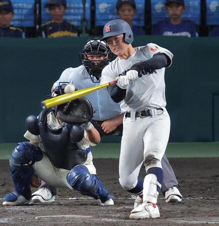 ９回、満塁本塁打を放つ横浜・江坂佳史（撮影・西田忠信）