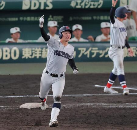 ９回、満塁本塁打を放ちダイヤモンドを回る横浜・江坂佳史（撮影・西田忠信）