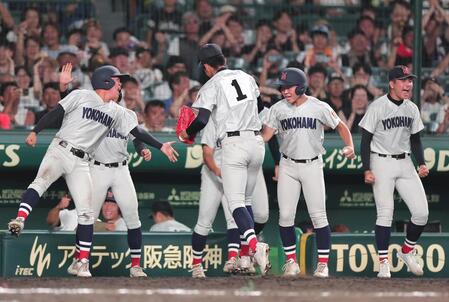 ６回、下川を二ゴロ併殺に打ち取りピンチを切り抜けた横浜・織田（中央）を迎える横浜ナイン