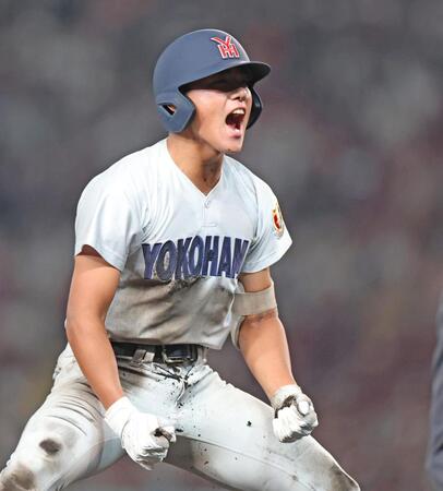 ７回、勝ち越し適時三塁打を放ち、塁上でほえる横浜・千島大翼（撮影・中田匡峻）