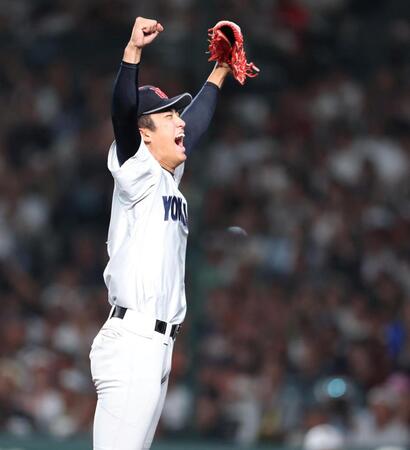 ６回、日南学園・下川源次を併殺に打ち取り、歓喜の横浜・織田翔希（撮影・中田匡峻）