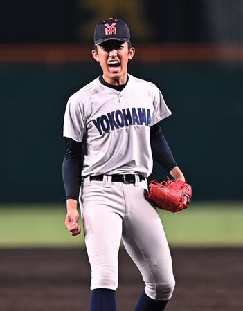 ６回、４番の谷口銀次郎を１５５キロのストレートで三振に仕留め雄たけびを上げる横浜・織田翔希（撮影・開出牧）