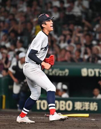 ６回、下川を二ゴロ併殺に打ち取りピンチを切り抜け喜ぶ横浜・織田