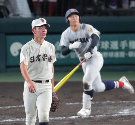９回、横浜・江坂佳史に満塁本塁打を浴びる日南学園・田中皐晴（撮影・西田忠信）